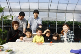 おいしい苺を食べてみんな笑顔